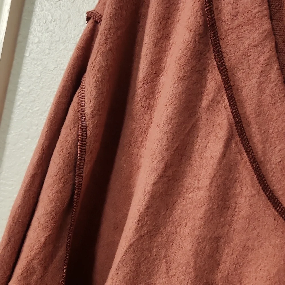 NWT Urban Outfitters Cinnamon Roll Terracotta Oversized V-Neck Thermal Sweater - Picture 3 of 5